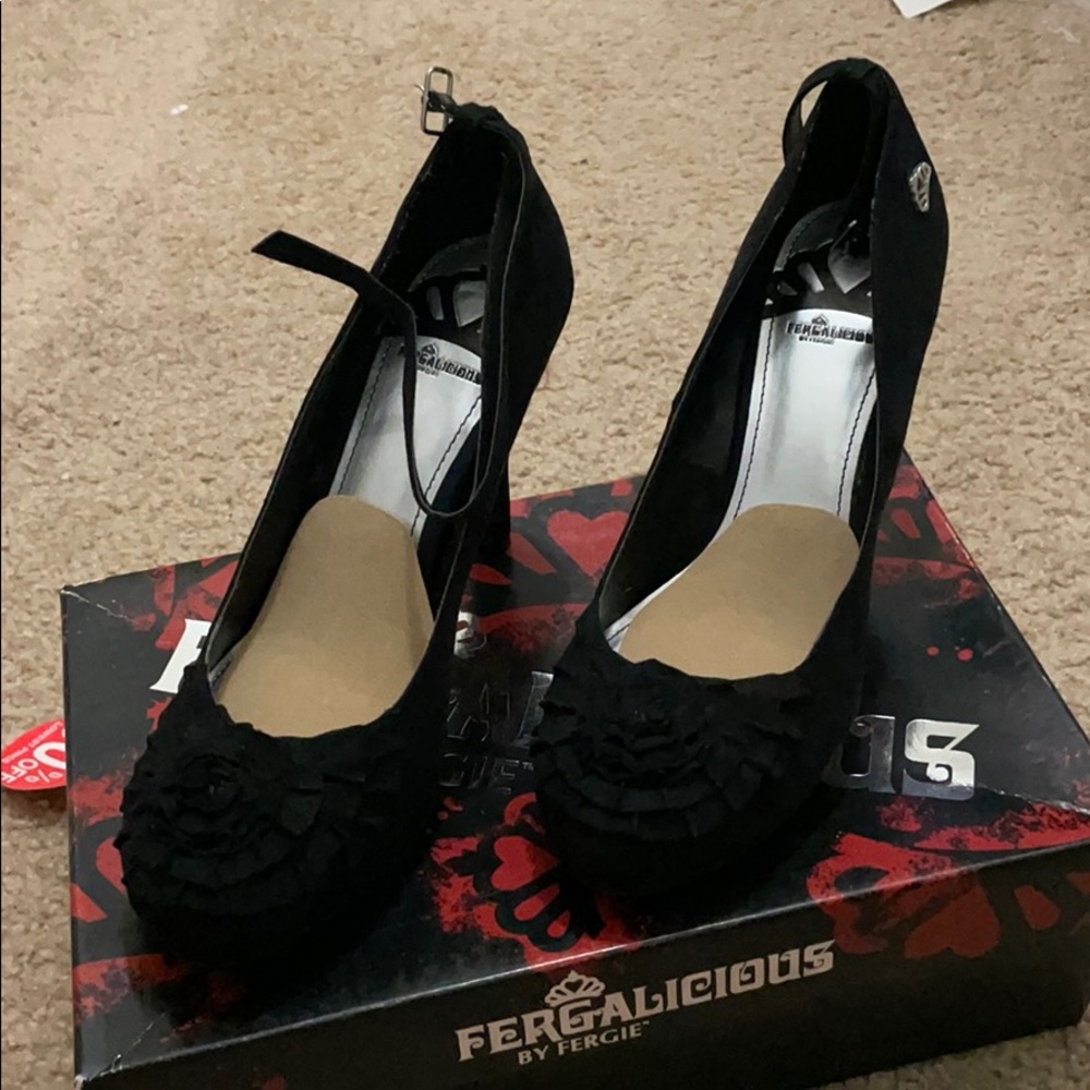 Black pumps